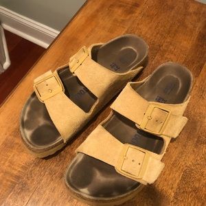 Arizona Birkenstock 37 Tan Suede Softbed